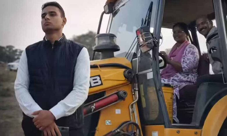 पांढुर्णा में अवैध कॉलोनियों पर बुलडोजर चला, तहसीलदार ने ट्रैक्टर चलाया और SDM ने खुद ऑपरेट की जेसीबी