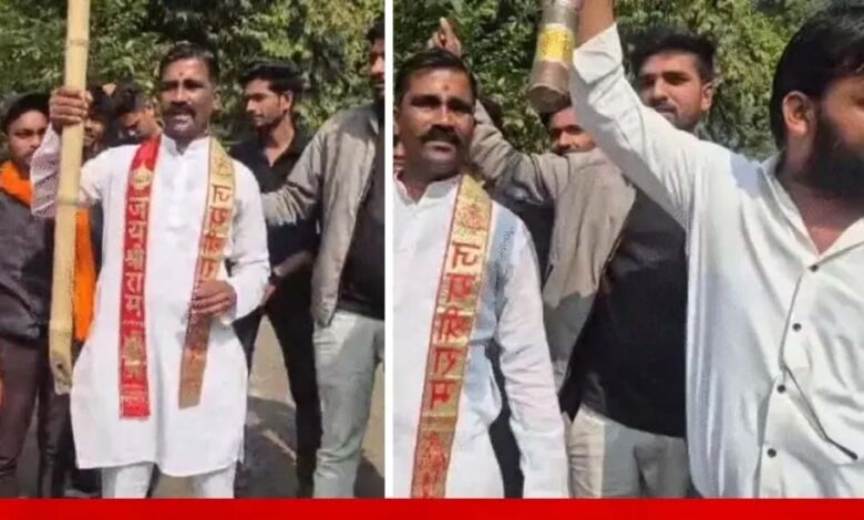 भोपाल-में-वैलेंटाइन-डे-पर-चिनार-पार्क-के-बाहर-नारेबाजी,-लट्ठबंद-कार्यकर्ताओं-और-पुलिस-तैनाती