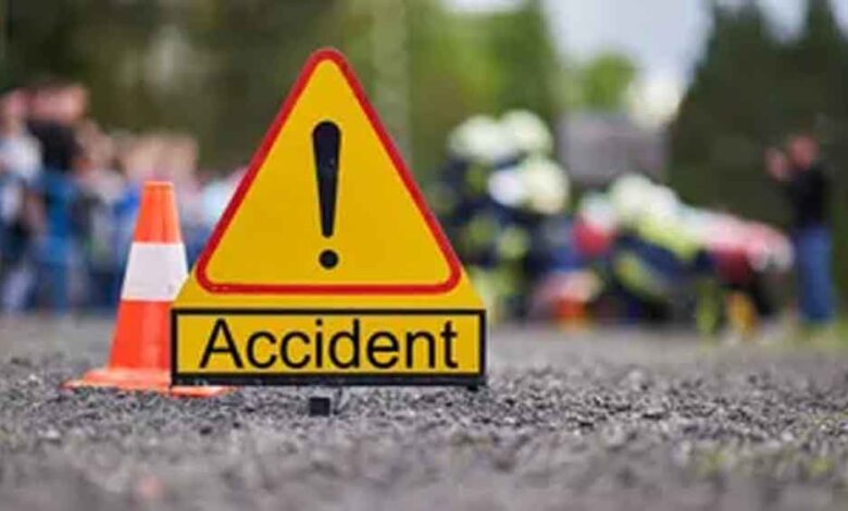 गुजरात-में-भीषण-सड़क-हादसा:-तेज-रफ्तार-मिनीवैन-डिवाइडर-से-टकराई,-5-की-मौत,-6-घायल