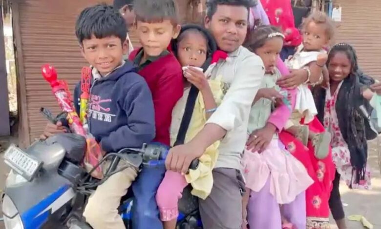 9-सवारियां,-1-बाइक:-जान-जोखिम-में-डालकर-मौत-का-सफर,-वीडियो-देख-चकराया-पुलिस-का-माथा