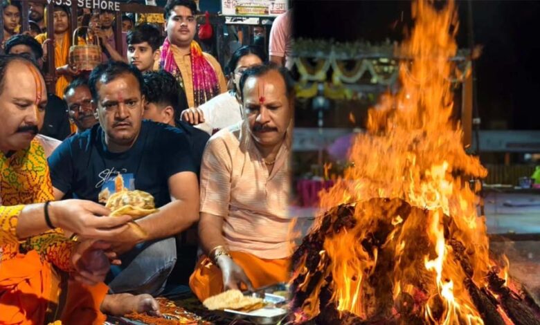 कुबेरेश्वर-धाम-में-पं.-प्रदीप-मिश्रा-ने-किया-होलिका-दहन,-शहरभर-में-सौ-से-अधिक-होलिकाओं-का-जलना