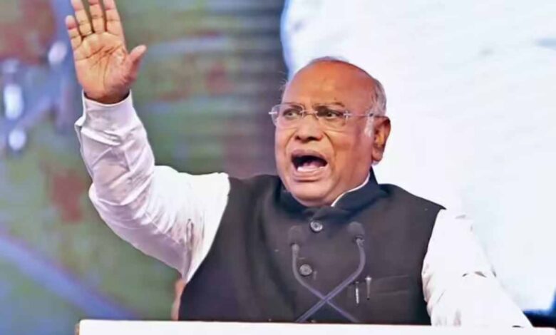 lpg-सिलेंडर-महंगा-होने-पर-कांग्रेस-का-हमला,-खड़गे-बोले—-तेल-गैस-उपलब्ध-कराने-में-सरकार-लाचार