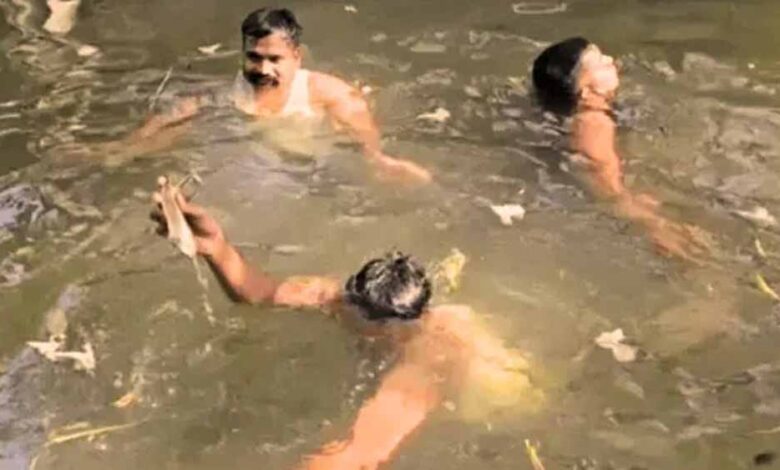 पूजा सामग्री के साथ नहर में बहा आए 2 लाख रुपये, घर पहुंचकर हुई याद तो उड़ गए होश