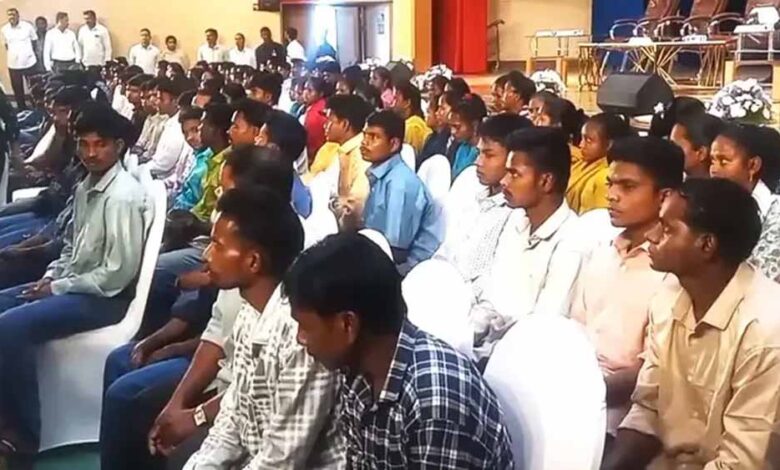 तेलंगाना में नक्सलियों का ऐतिहासिक सरेंडर: CM रेड्डी के सामने 130 माओवादियों ने डाले हथियार