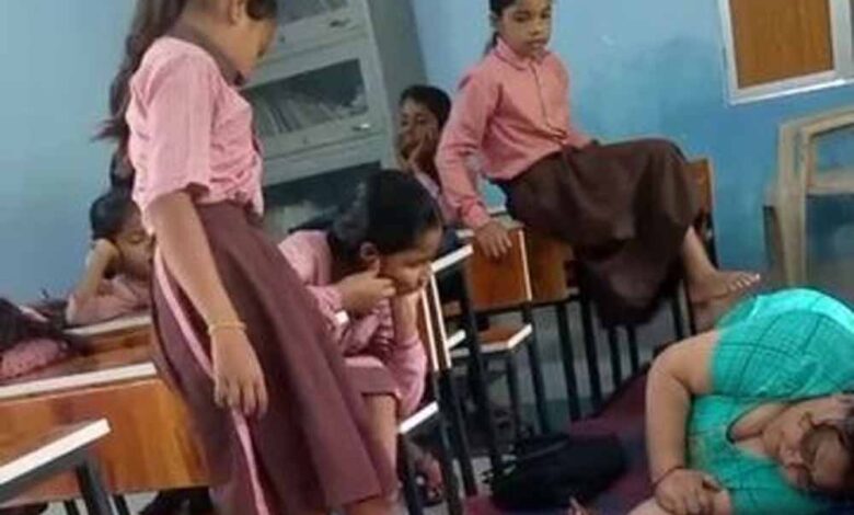 चित्रकूट में छात्राओं से मालिश कराते दिखीं हेडमास्टर, क्लासरूम में ‘मैडम’ की सेवा’ पर भड़के पैरेंट्स