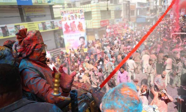 गेर में रंगे सीएम डॉ. मोहन यादव, जमकर उड़ाया रंग-गुलाल