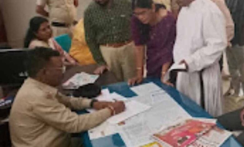 चर्च में रविवार की प्रार्थना के दौरान हंगामा, महिला दिवस कार्यक्रम में घुसा निलंबित प्राचार्य; ईसाई समुदाय ने FIR की मांग की