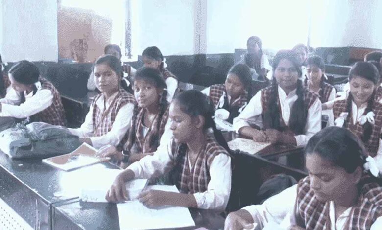 MP बोर्ड परीक्षा में नकल का बोलबाला: फ्लाइंग स्क्वॉड और CCTV भी बेअसर, मुरैना टॉप पर, भोपाल दूसरे नंबर पर