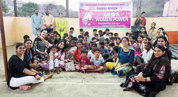 नन्हे हाथों में थमाए सपने, महिला अधिकारियों ने बच्चों को दिए बैग और किताबें