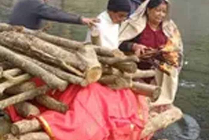 बागेश्वर में बेटियों ने निभाई पारंपरिक जिम्मेदारी, मां को दी मुखाग्नि
