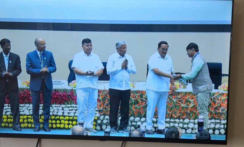 केंद्रीय मंत्री  पाटिल ने नई दिल्ली में मुगलिया हाट के सरपंच  मारण को किया सम्मानित