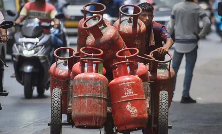 हर घर में दो सिलेंडर! डेढ़ करोड़ घरों में PNG कनेक्शन, जानें देश में कुल LPG सिलेंडर की संख्या