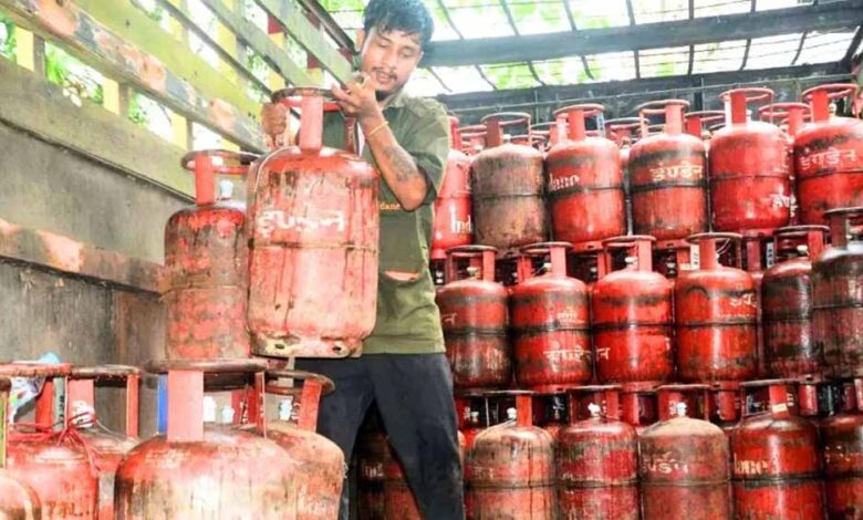 Indane का सर्वर ठप: गैस सिलेंडर बुकिंग बंद, अचानक कॉल्स की बाढ़ से सिस्टम क्रैश