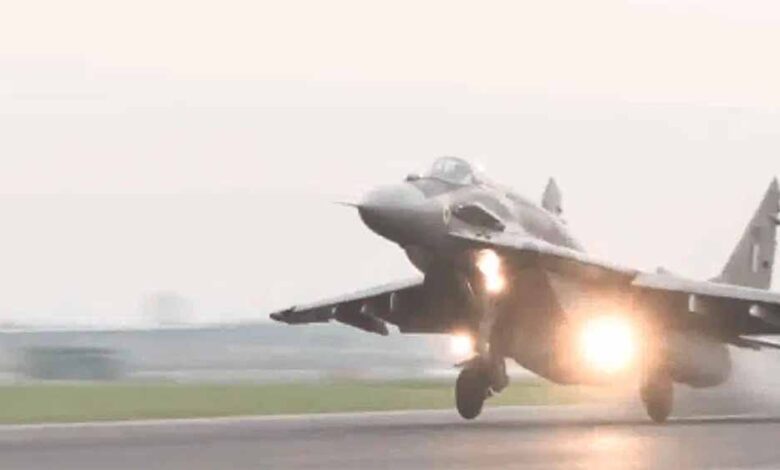 एयर चीफ मार्शल ने मल्टी-रोल फाइटर जेट उड़ाकर दिखाई ताकत, वायु सेना की क्षमता का दमदार प्रदर्शन