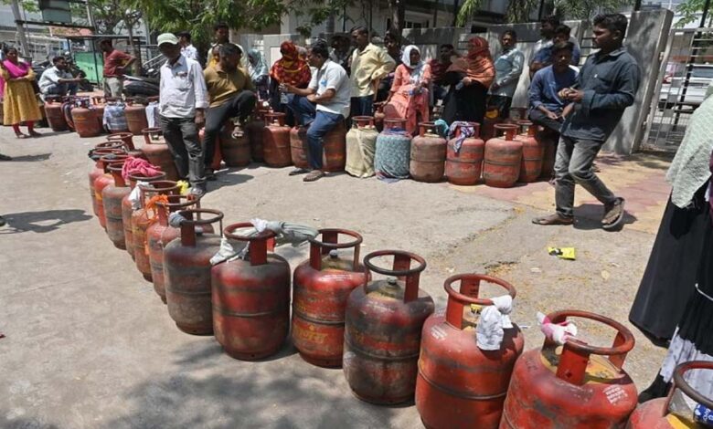 MP में LPG की किल्लत: ऑनलाइन बुकिंग ठप, सर्वर डाउन, एजेंसियों के बाहर लंबी कतारें