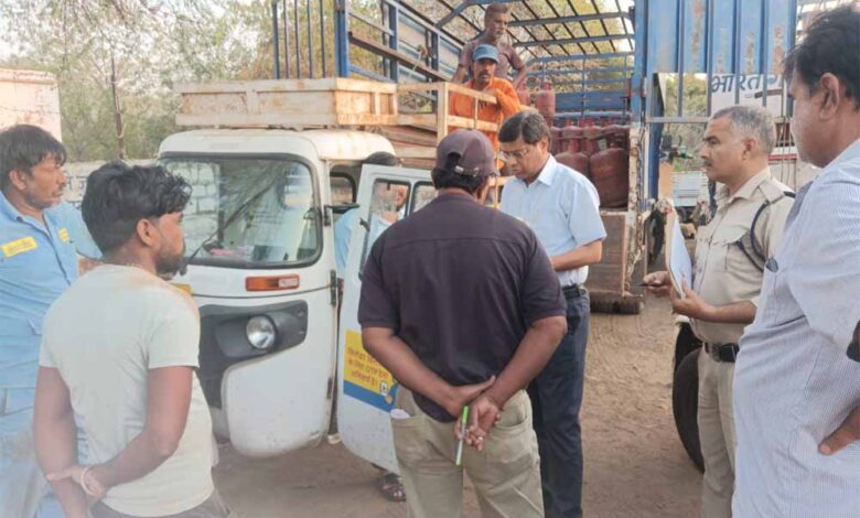 एसडीएम एमपी नगर द्वारा विनीत गैस एजेंसी का आकस्मिक निरीक्षण, स्टॉक में अनियमितता मिलने पर कार्रवाई के निर्देश