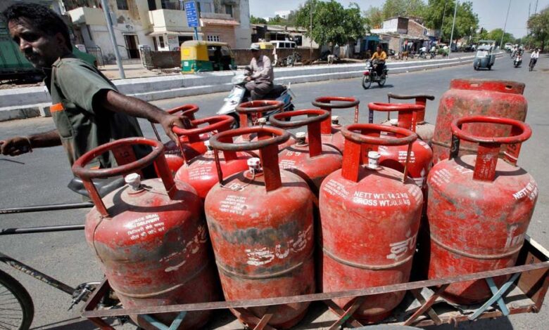 एमपी में LPG संकट: रायसेन में सिलेंडर लेकर चक्काजाम, बुकिंग सर्वर ठप, 7-8 दिन में भी सप्लाई नहीं