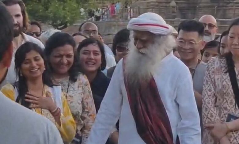 सदगुरु बागेश्वर धाम पहुंचे, बाबा बागेश्वर धीरेंद्र शास्त्री से मुलाकात, 40 देशों के सदस्य भी साथ