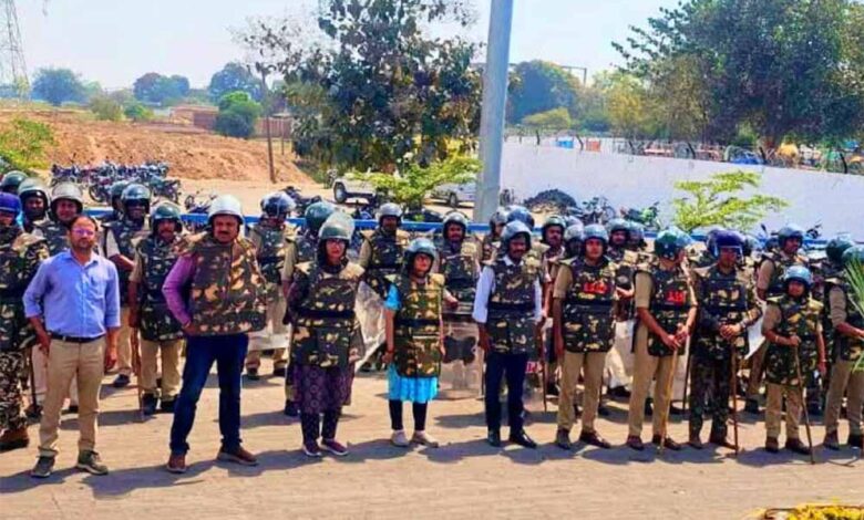 सिंगरौली में अडाणी पावर प्लांट में बवाल: आगजनी, कई गाड़ियों में तोड़फोड़, पुलिस वाहन भी पलटे