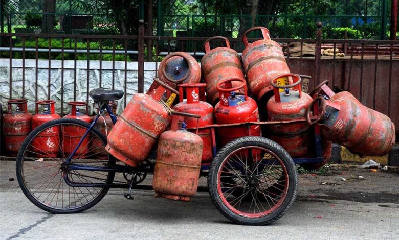 गैस संकट के बीच सरकार का बड़ा फैसला, PNG कनेक्शन वाले घरों को नहीं मिलेगा LPG सिलेंडर
