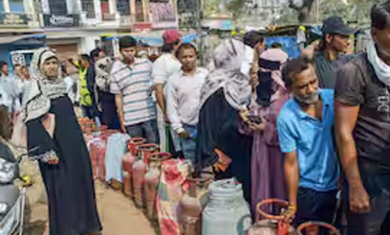 MP में LPG संकट: होटल में गैस खत्म, मेन्यू बदला; भोपाल-इंदौर में इंडक्शन पर पक रहा खाना, घरेलू सिलेंडर के लिए 8 घंटे कतार