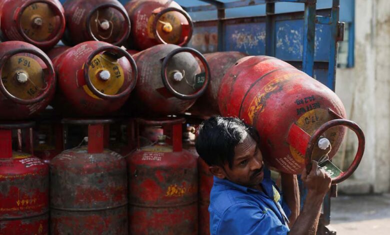 मंडीदीप में LPG एजेंसी पर प्रशासन का छापा, 200 से अधिक सिलेंडर जब्त; जबलपुर में हॉकर के घर पुलिस की छापेमारी  मंडीदीप में LPG एजेंसी पर छापा, 200 से ज्यादा सिलेंडर जब्त; जबलपुर में पुलिस ने हॉकर के घर से 10 सिलेंडर और 47 गैस बुक बरामद  मंडीदीप में LPG एजेंसी पर छापा, 200 सिलेंडर जब्त; जबलपुर में पुलिस ने हॉकर के घर से गैस सिलेंडर और बुक्स की बरामदगी की