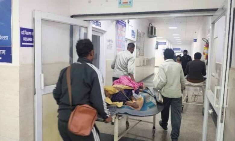 ग्वालियर अस्पताल में बदहाल व्यवस्था: 20 दिन से बंद लिफ्ट, मरीजों को सीढ़ियों से ले जाने की मजबूरी