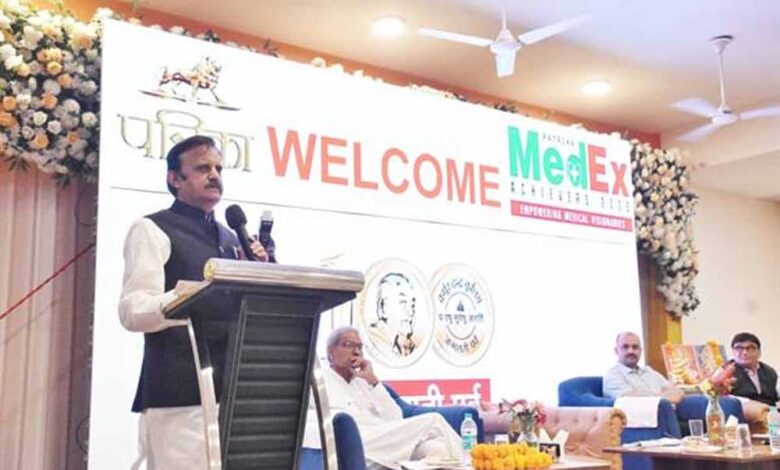 डॉक्टर सेवाभाव से मरीज का करें इलाज : उप मुख्यमंत्री  शुक्ल जी मीडिया समूह के कार्यक्रम में रीवा शहर के डॉक्टर्स का किया सम्मान
