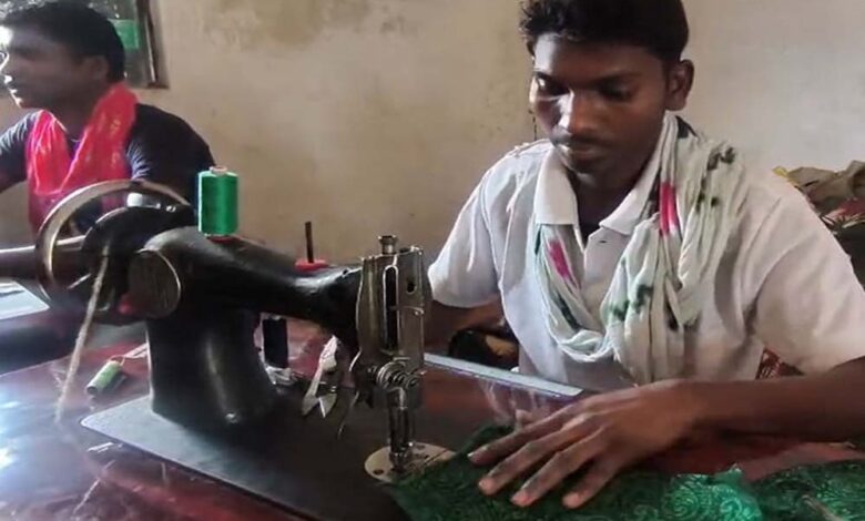 आत्मसमर्पित नक्सली डेढ़ महीने से सीख रहे सिलाई और ड्राइविंग, बालाघाट पुलिस की पहल से 14 परिवारों को मिली सरकारी नौकरी