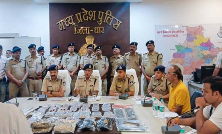 धार एवं खंडवा जिले की संयुक्त पुलिस टीम ने नकली इनकम टैक्स अधिकारी बनकर डकैती करने वाले गिरोह का किया पर्दाफाश