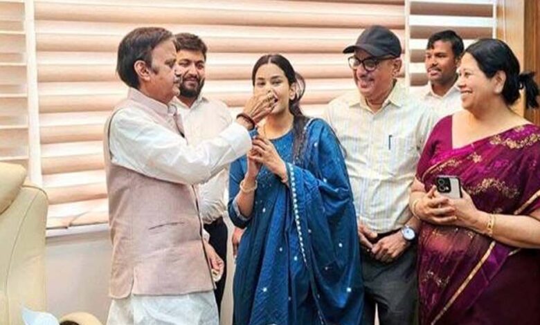 उप मुख्यमंत्री  शुक्ल ने सुश्री समीक्षा द्विवेदी को दी उज्जवल भविष्य की शुभकामनाएँ