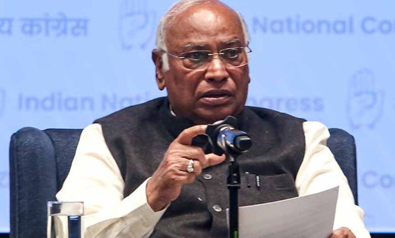 पाकिस्तान-पर-बरसे-मल्लिकार्जुन-खरगे,-बोले–-अफगानिस्तान-में-हो-रही-बर्बरता-पर-दुनिया-चुप-क्यों?