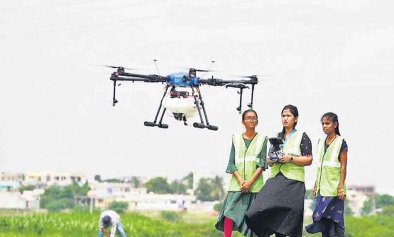 आधुनिक खेती में महिलाओं का बढ़ता कदम, आगर की रीना बनीं ड्रोन सखी, ड्रोन तकनीक से बदली तस्वीर