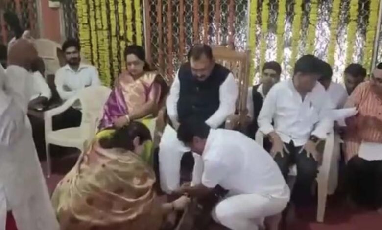 सीएम दिखाते थे हाथ, महिला आयोग अध्यक्ष धोती थीं पैर: गिरफ्तार ज्योतिषाचार्य का था बड़ा रसूख