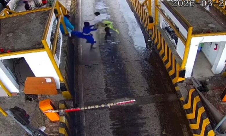 सिवनी NH-44 पर बवाल: गाड़ी रोकने पर निहंग सिखों ने टोलकर्मियों को तलवार की मूठ और डंडों से पीटा