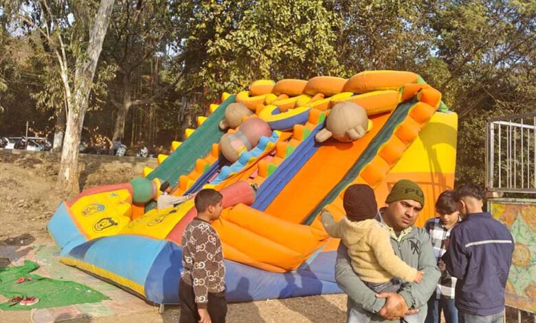 गुना मेले में हादसा: तेज हवा से उड़ा ‘मिकी माउस’ झूला, मासूम की हालत गंभीर