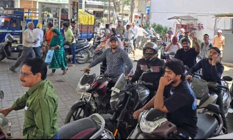 रतलाम में अफवाह का असर: पेट्रोल-डीजल की किल्लत की खबर से पंपों पर उमड़ी भीड़, कई स्टेशन बंद
