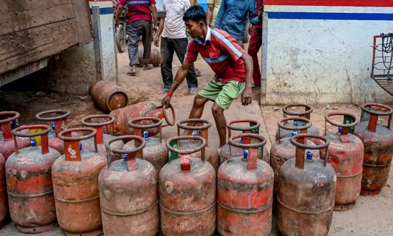 देश में गैस रिफाइनरियां फुल कैपेसिटी पर, 18,700 टन कमर्शियल LPG सप्लाई से बढ़ी राहत