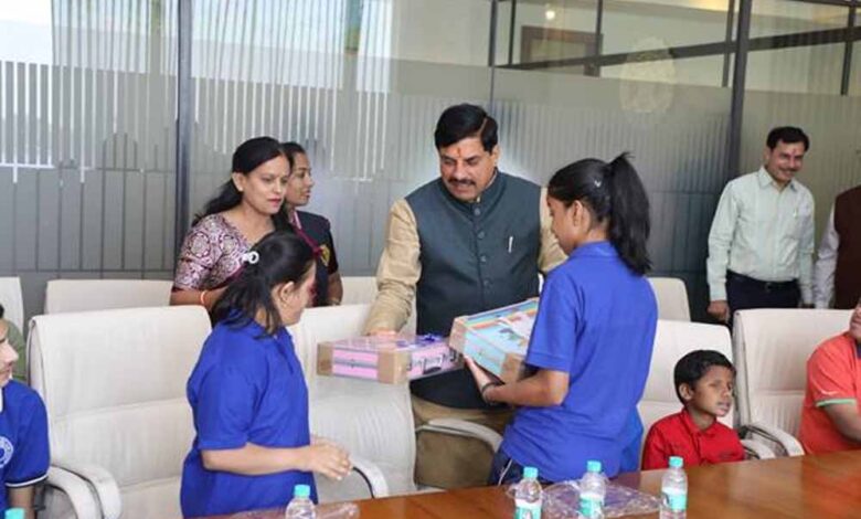 मुख्यमंत्री डॉ. यादव ने अपने जन्म दिवस पर दिव्यांग बच्चों को दुलारा बच्चों को दिये उपहार