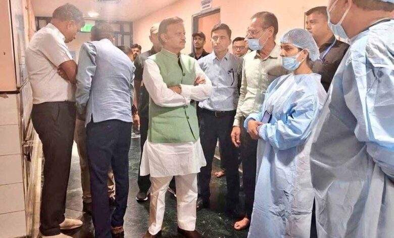 उप मुख्यमंत्री  शुक्ल ने एम्स भोपाल में उपचाररत मरीजों एवं उनके परिजनों से मिलकर कुशलक्षेम लिया