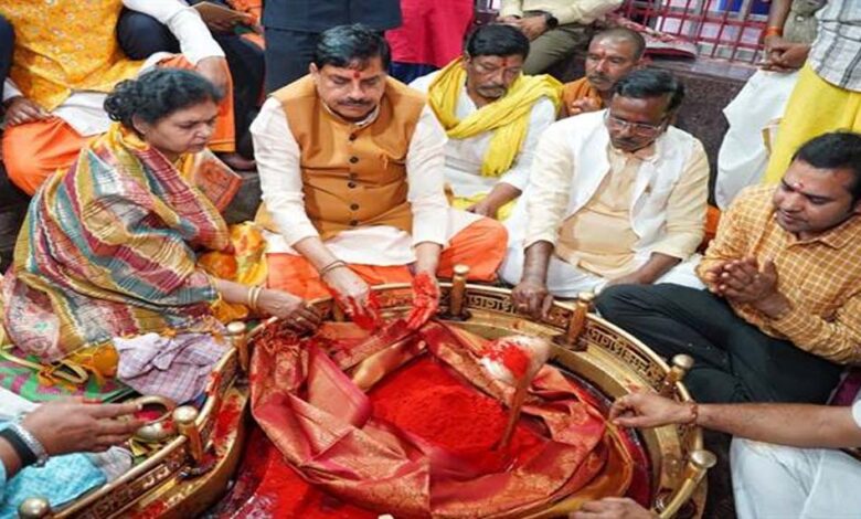 मुख्यमंत्री डॉ. यादव ने सपत्नीक अंगारेश्वर महादेव का पूजन-दर्शन कर अभिषेक किया