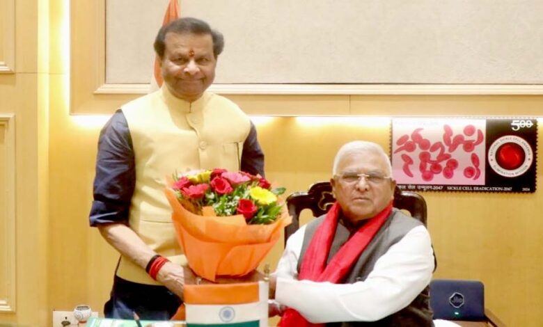 राज्यपाल पटेल से राज्य वित्त आयोग के अध्यक्ष पवैया ने सौजन्य भेंट की