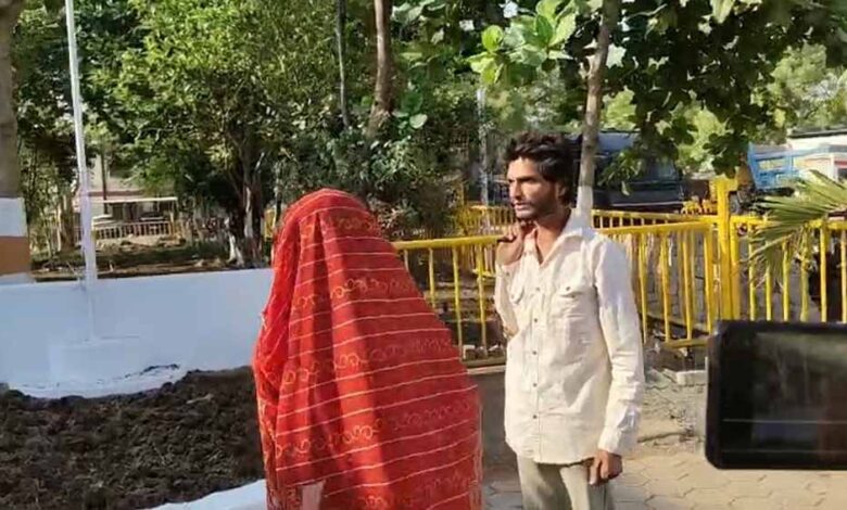 खंडवा में हाईवोल्टेज ड्रामा: पत्नी को बुलाने की जिद में 300 फीट टावर पर चढ़ा पति, पुलिस के छूटे पसीने