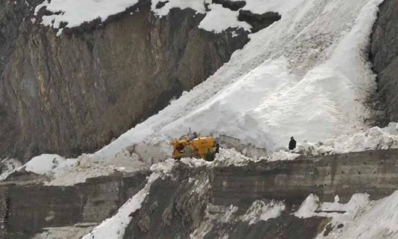 श्रीनगर-लेह हाईवे पर बर्फीला कहर: एवलांच में 6 की मौत, रेस्क्यू ऑपरेशन जारी