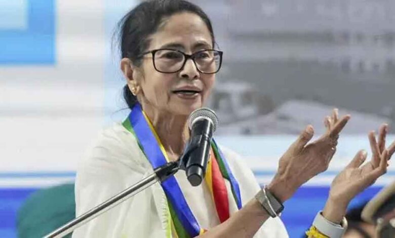 ममता बनर्जी का चुनाव आयोग पर हमला, IAS-IPS तबादलों पर उठाए सवाल