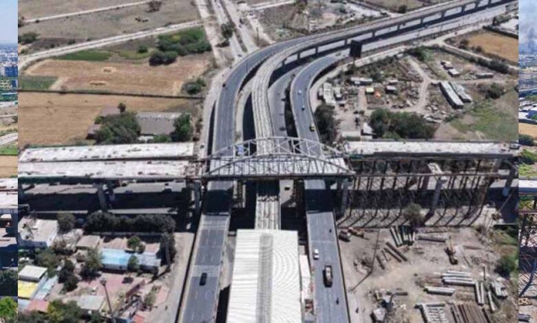 इंदौर के चौराहे पर 23 मीटर ऊंचाई पर लटका 400 टन का लोहा, इंजीनियरिंग का अजूबा