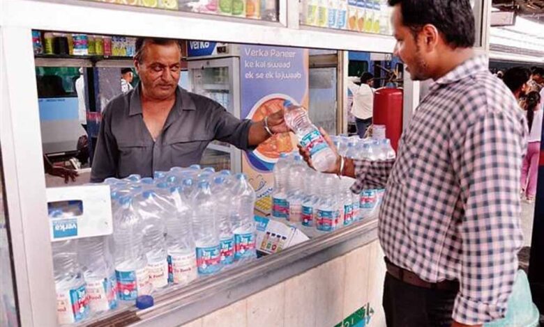 रेलवे स्टेशन पर ठंडे पानी के नाम पर लूट! वेंडर ओवररेट में बेच रहे बोतलें