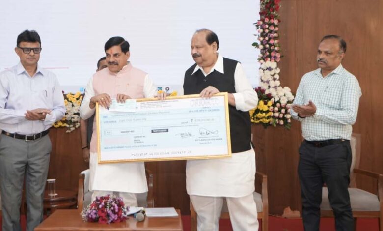 मध्यप्रदेश लघु उद्योग निगम लिमिटेड द्वारा मध्यप्रदेश शासन को राशि रू. 8.00 करोड का लाभांश भुगतान किया गया