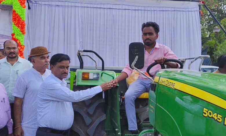 संकल्प-से-समाधान-शिविर-में-किसान-को-मिली-बड़ी-सौगात,-कलेक्टर-ने-देवेंद्र-को-सौंपी-सुपर-सीडर-की-चाबी