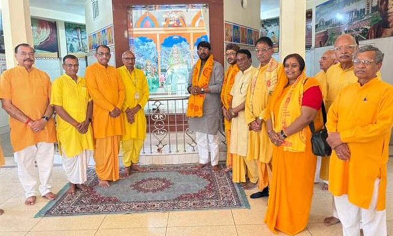 राज्यमंत्री पटेल ने गायत्री शक्ति पीठ में गौशाला का किया निरीक्षण, गौमाता की हुई पूजा